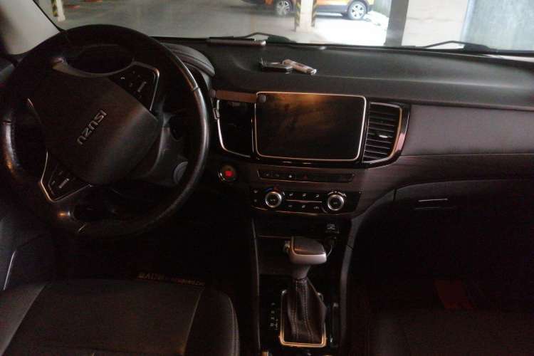 Used Isuzu D-MAX 2019 3.0T Four-Wheel Drive Automatic Ultra-Luxury Version 4JJ1-TC HI Center Console