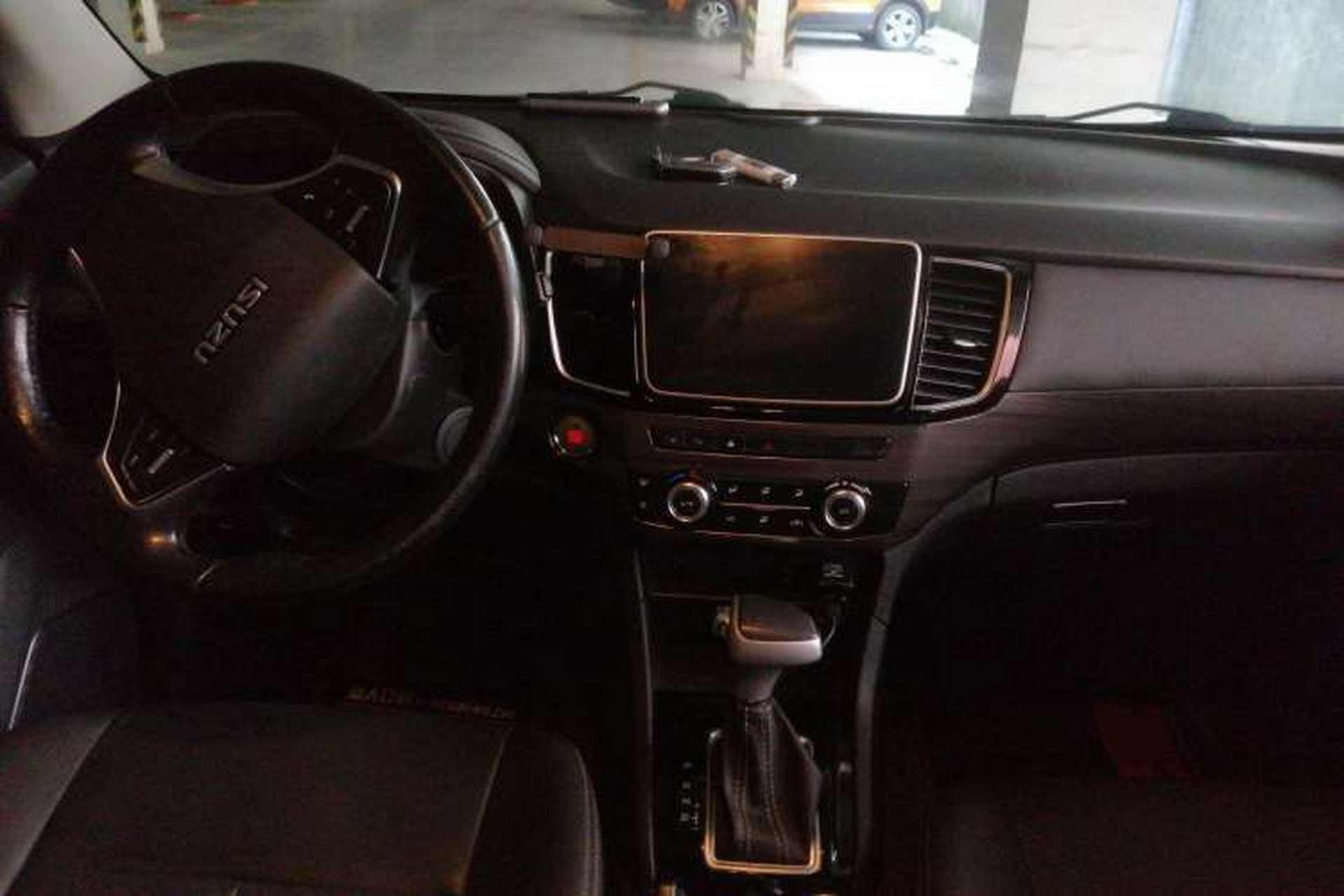 Used Isuzu D-MAX 2019 3.0T Four-Wheel Drive Automatic Ultra-Luxury Version 4JJ1-TC HI Center Console