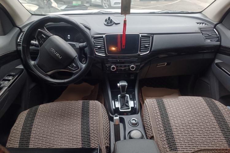 Used Isuzu D-MAX 2019 2.5T Four-Wheel Drive Automatic Luxury Version JE4D25Q5A Center Console