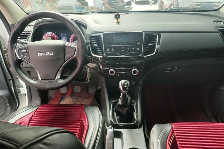 Used Isuzu D-MAX 2019 2.5T Two-Wheel Drive Manual Base Version Extended JE4D25Q5A Center Console