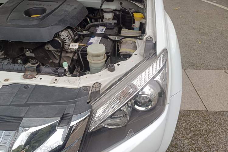 Used Isuzu D-MAX 2019 2.5T Four-Wheel Drive Automatic Luxury Version JE4D25Q5A Engine Bay Left