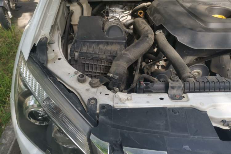 Used Isuzu D-MAX 2019 2.5T Two-Wheel Drive Manual Navigation Edition China VI Standard Extended Version JE4D25Q6A Engine Bay Right