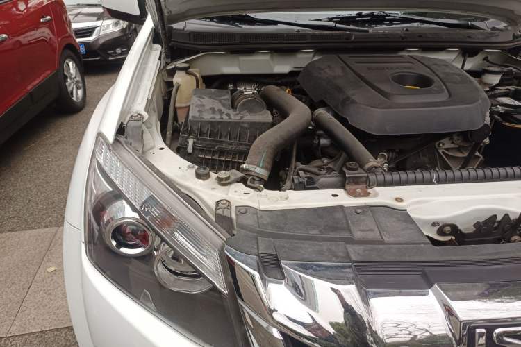Used Isuzu D-MAX 2019 2.5T Four-Wheel Drive Automatic Luxury Version JE4D25Q5A Engine Bay Right