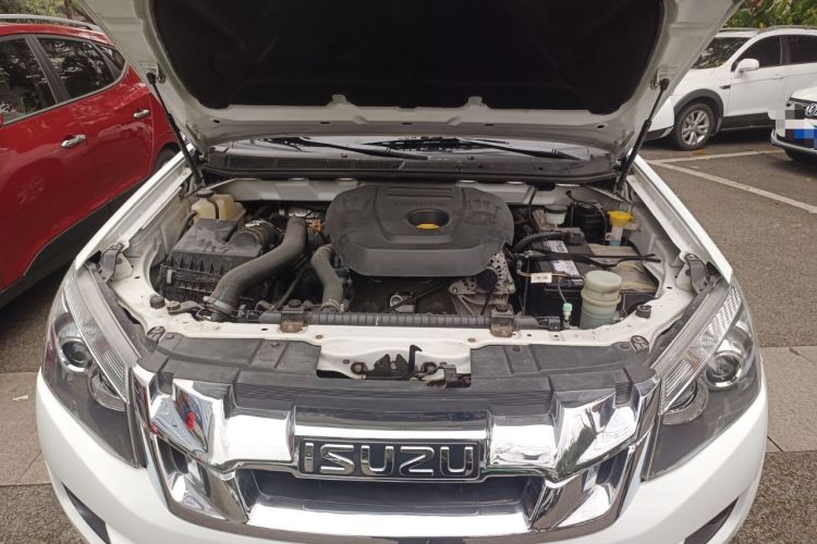 Used Isuzu D-MAX 2019 2.5T Four-Wheel Drive Automatic Luxury Version JE4D25Q5A Engine Bay