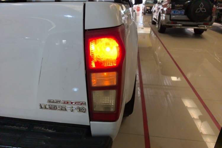 Used Isuzu D-MAX 2019 2.5T Two-Wheel Drive Manual Navigation Edition China VI Standard Extended Version JE4D25Q6A Exterior 3