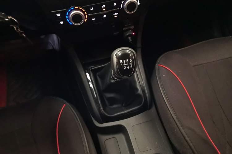 Used Isuzu D-MAX 2019 2.5T Two-Wheel Drive Manual Navigation Edition China VI Standard Extended Version JE4D25Q6A Gear Lever