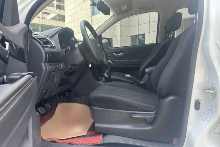 Used Isuzu D-MAX 2019 2.5T Two-Wheel Drive Manual Base Version Extended JE4D25Q5A Interior 1