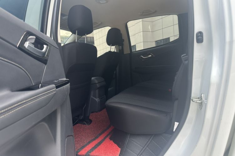 Used Isuzu D-MAX 2019 2.5T Two-Wheel Drive Manual Base Version Extended JE4D25Q5A Interior 2