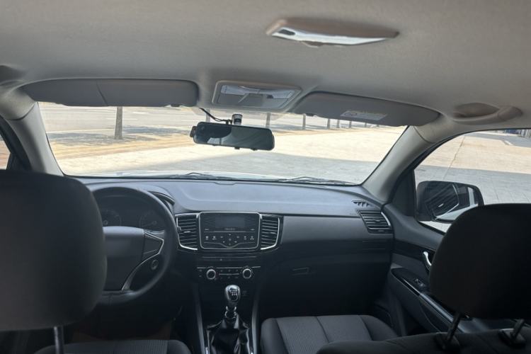 Used Isuzu D-MAX 2019 2.5T Two-Wheel Drive Manual Base Version Extended JE4D25Q5A Interior 3