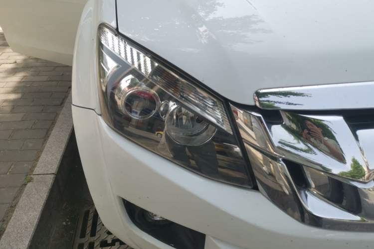 Used Isuzu D-MAX 2019 2.5T Two-Wheel Drive Manual Navigation Edition China VI Standard Extended Version JE4D25Q6A Right Front Headlight