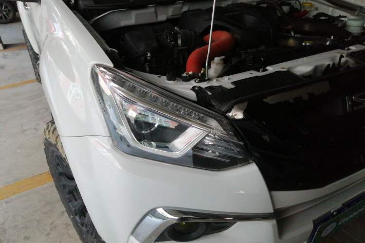 Used Isuzu D-MAX 2019 3.0T Four-Wheel Drive Automatic Ultra-Luxury Version 4JJ1-TC HI Right Front Headlight