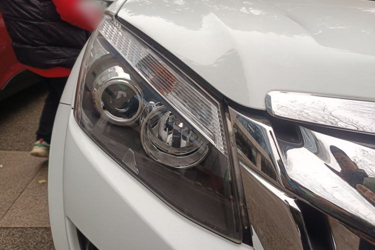 Used Isuzu D-MAX 2019 2.5T Four-Wheel Drive Automatic Luxury Version JE4D25Q5A Right Front Headlight