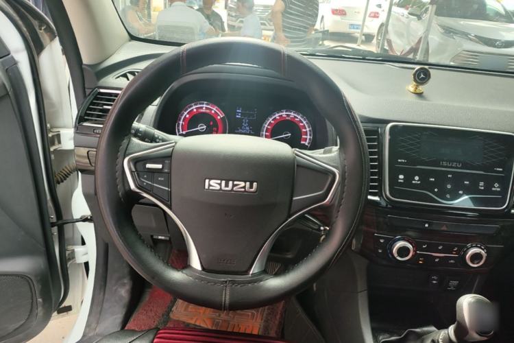 Used Isuzu D-MAX 2019 2.5T Two-Wheel Drive Manual Base Version Extended JE4D25Q5A Steering Wheel