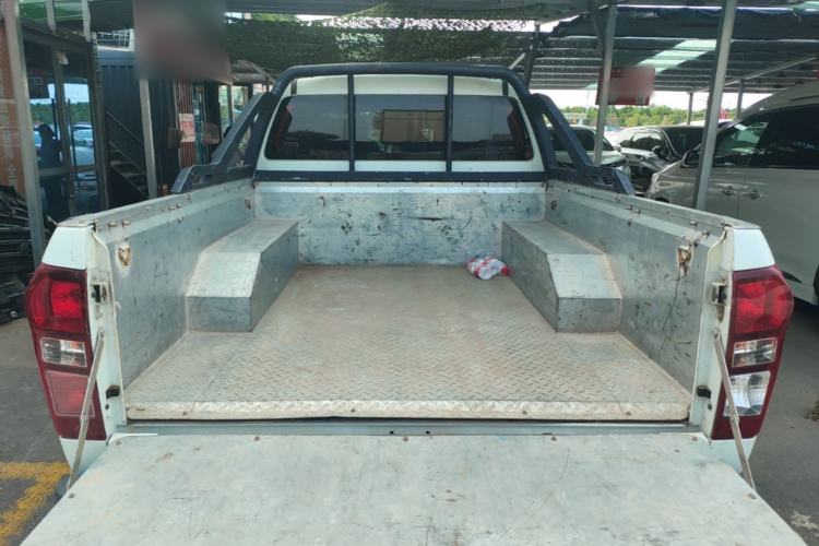 Used Isuzu D-MAX 2019 2.5T Two-Wheel Drive Manual Base Version Extended JE4D25Q5A Trunk
