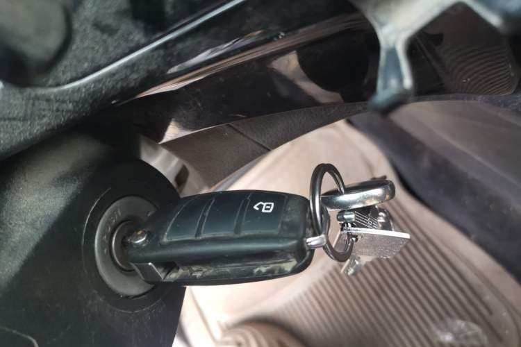 Used Isuzu D-MAX 2019 2.5T Two-Wheel Drive Manual Navigation Edition China VI Standard Extended Version JE4D25Q6A Vehicle Key
