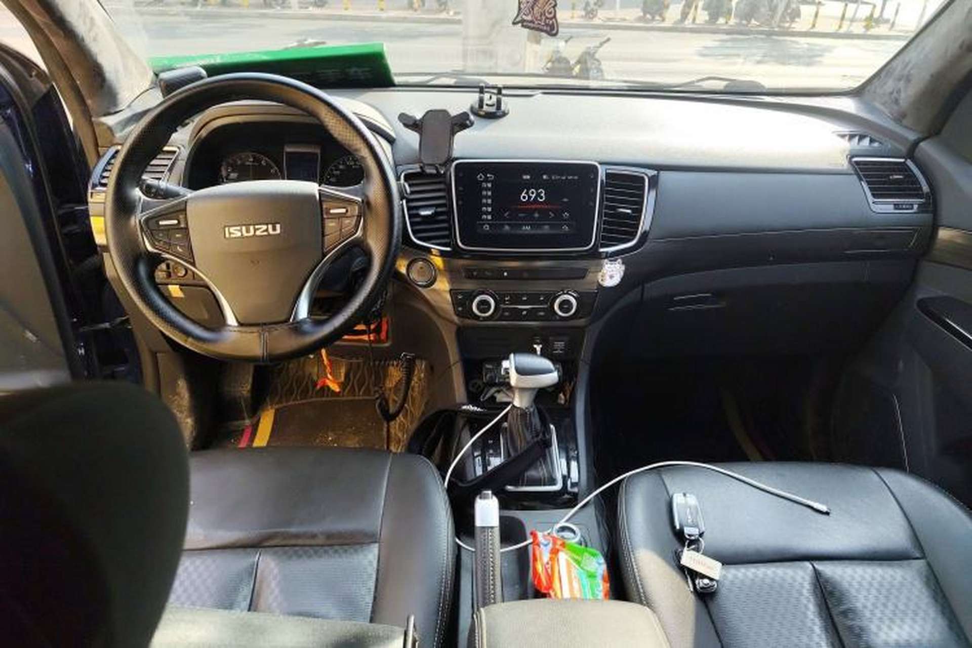 Used Isuzu D-MAX 2019 3.0T Four-Wheel Drive Automatic Ultra-Luxury Version 4JJ1-TC HI Center Console