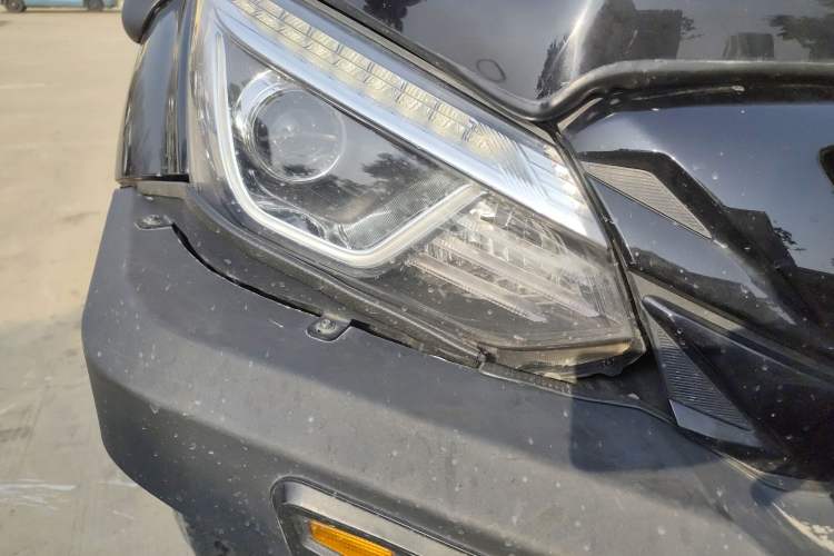 Used Isuzu D-MAX 2019 3.0T Four-Wheel Drive Automatic Ultra-Luxury Version 4JJ1-TC HI Right Front Headlight