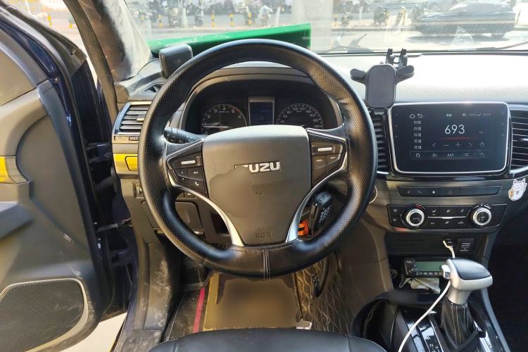 Used Isuzu D-MAX 2019 3.0T Four-Wheel Drive Automatic Ultra-Luxury Version 4JJ1-TC HI Steering Wheel