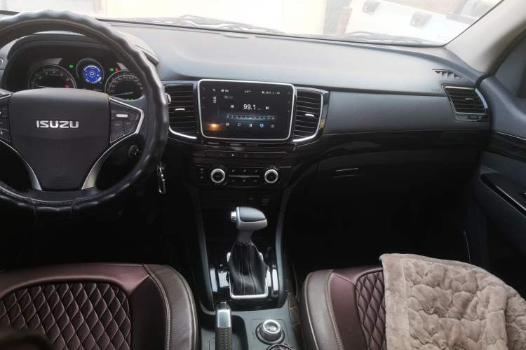 Used Isuzu D-MAX 2020 1.9T 4x4 Automatic Comfort Edition China VI Standard RZ4E Hi-Power Audio And AC Panel