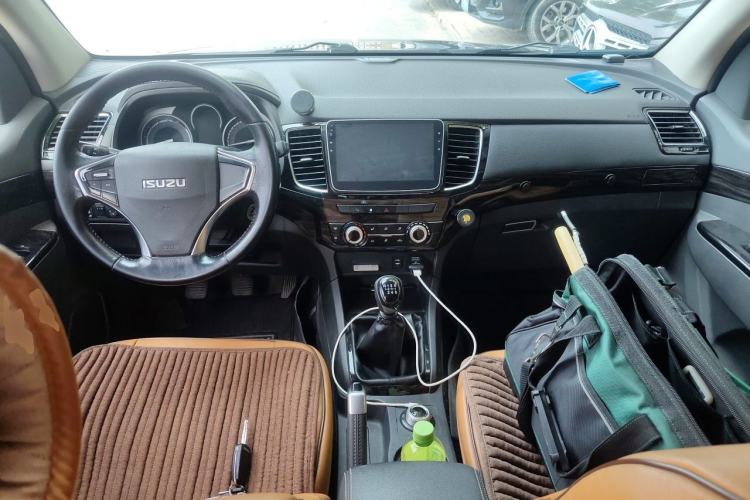 Used Isuzu D-MAX 2020 1.9T 4x4 Manual Comfort Version China VI Standard RZ4E Hi-Power Center Console