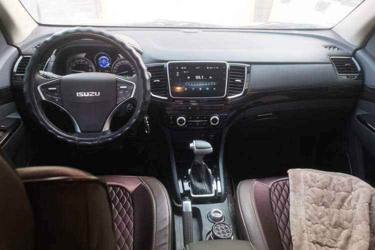 Used Isuzu D-MAX 2020 1.9T 4x4 Automatic Comfort Edition China VI Standard RZ4E Hi-Power Center Console