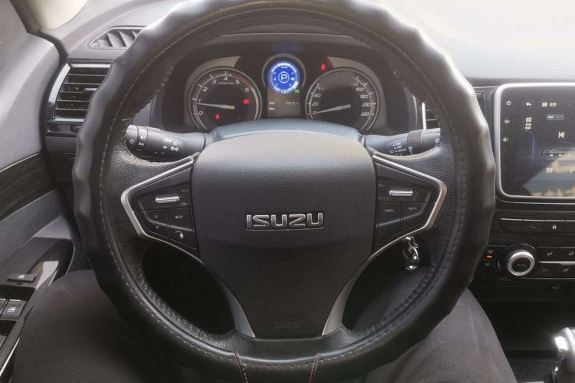 Used Isuzu D-MAX 2020 1.9T 4x4 Automatic Comfort Edition China VI Standard RZ4E Hi-Power Steering Wheel