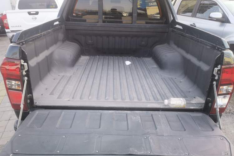 Used Isuzu D-MAX 2020 1.9T 4x4 Automatic Comfort Edition China VI Standard RZ4E Hi-Power Trunk