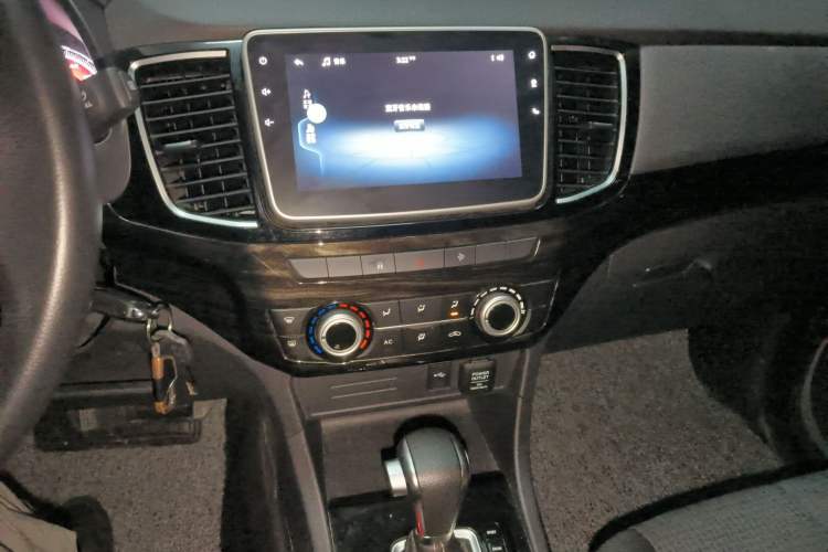 Used Isuzu D-MAX 2020 2.5T Two-Wheel Drive Automatic Navigation Version China VI Emission Standard Extended Length JE4D25Q6A Audio And AC Panel