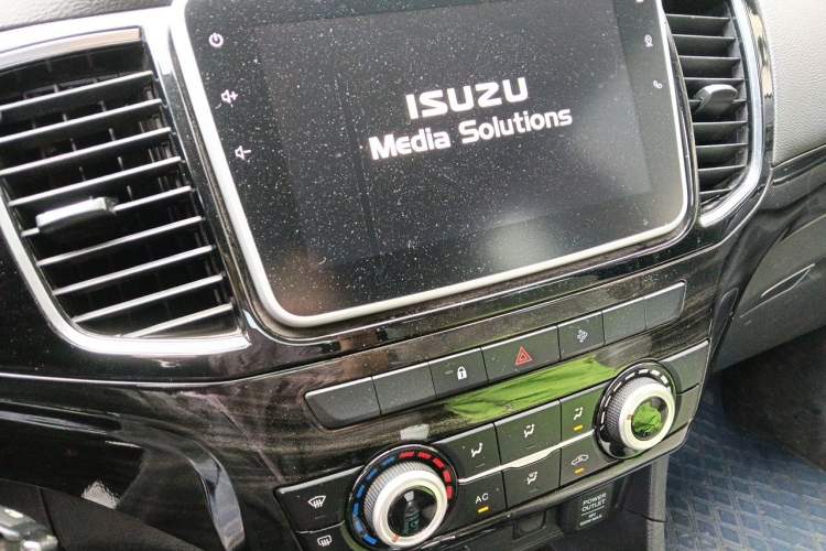 Used Isuzu D-MAX 2020 2.5T Two-Wheel Drive Automatic Flagship Edition China VI Standard Extended Version JE4D25Q6A Audio And AC Panel
