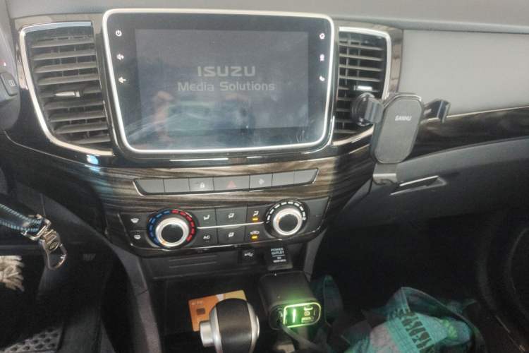 Used Isuzu D-MAX 2020 2.5T Two-Wheel Drive Automatic Navigation Version China VI Emission Standard Extended Length JE4D25Q6A Audio And AC Panel