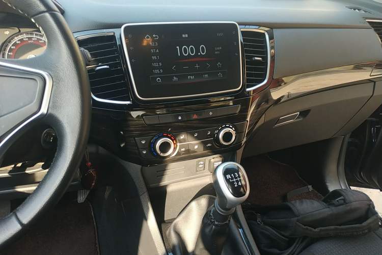 Used Isuzu D-MAX 2020 2.5T Two-Wheel Drive Manual Navigation Version China VI Standard Extended Length JE4D25Q6A Audio And AC Panel