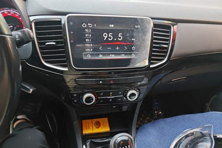 Used Isuzu D-MAX 2020 2.5T Two-Wheel Drive Manual Flagship Version China VI Emission Standard JE4D25Q6A Audio And AC Panel