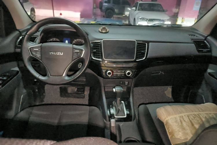 Used Isuzu D-MAX 2020 2.5T Two-Wheel Drive Automatic Navigation Version China VI Emission Standard Extended Length JE4D25Q6A Center Console