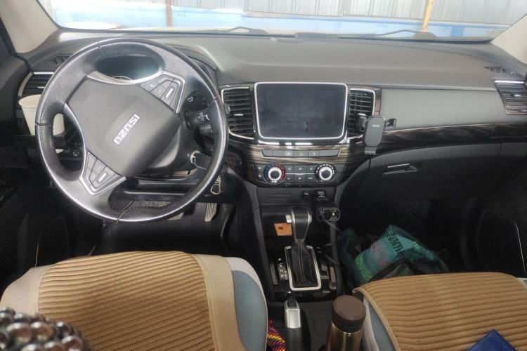 Used Isuzu D-MAX 2020 2.5T Two-Wheel Drive Automatic Navigation Version China VI Emission Standard Extended Length JE4D25Q6A Center Console