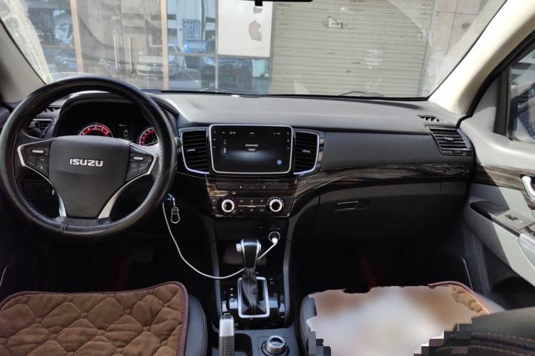 Used Isuzu D-MAX 2020 2.5T 4x4 Automatic Navigation Version China VI Standard Extended Length JE4D25Q6A Center Console