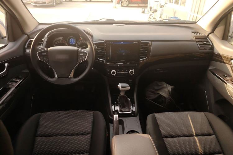 Used Isuzu D-MAX 2020 1.9T Two-Wheel Drive Automatic Comfort Edition China VI Standard RZ4E Hi-Power Center Console