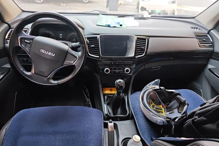 Used Isuzu D-MAX 2020 2.5T Two-Wheel Drive Manual Flagship Version China VI Emission Standard JE4D25Q6A Center Console