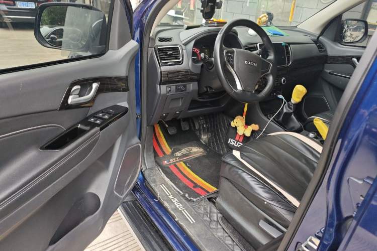 Used Isuzu D-MAX 2020 2.5T 4WD Manual Navigation Version China VI Standard Extended Length JE4D25Q6A Driver Seat