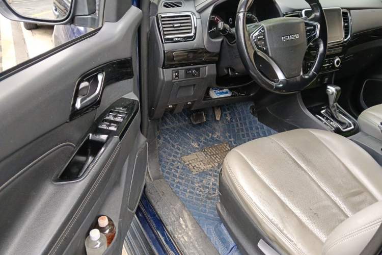 Used Isuzu D-MAX 2020 2.5T Two-Wheel Drive Automatic Flagship Edition China VI Standard Extended Version JE4D25Q6A Driver Seat