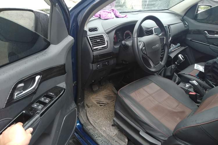 Used Isuzu D-MAX 2020 2.5T 4WD Manual Navigation Version China VI Standard Extended Length JE4D25Q6A Driver Seat