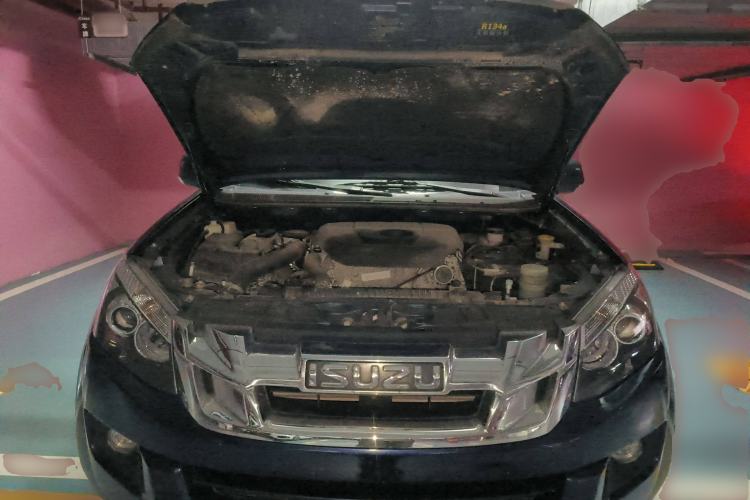 Used Isuzu D-MAX 2020 2.5T Two-Wheel Drive Automatic Navigation Version China VI Emission Standard Extended Length JE4D25Q6A Engine Bay
