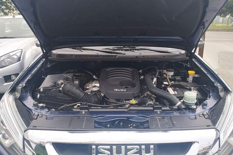 Used Isuzu D-MAX 2020 1.9T 4x4 Automatic Luxury Edition China VI Standard RZ4E Hi-Power Engine Bay