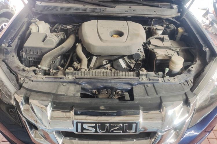 Used Isuzu D-MAX 2020 2.5T Two-Wheel Drive Automatic Navigation Version China VI Emission Standard Extended Length JE4D25Q6A Engine Bay