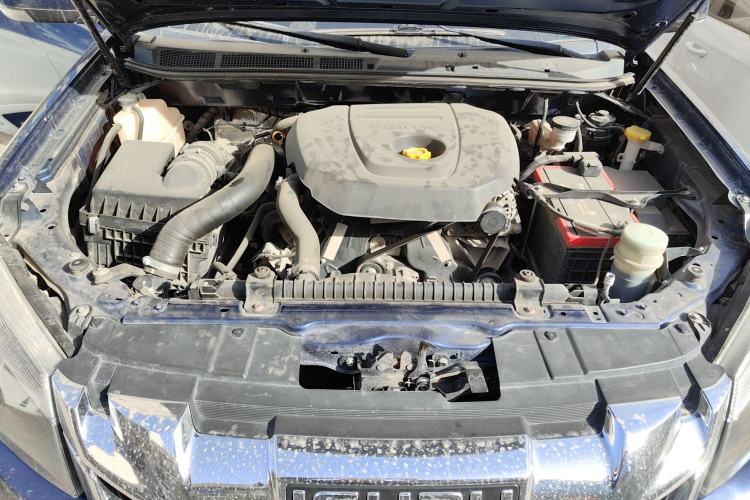 Used Isuzu D-MAX 2020 2.5T 4x4 Automatic Navigation Version China VI Standard Extended Length JE4D25Q6A Engine Bay