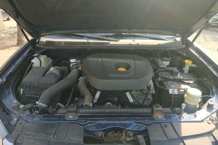 Used Isuzu D-MAX 2020 2.5T Two-Wheel Drive Manual Navigation Version China VI Standard Extended Length JE4D25Q6A Engine Bay