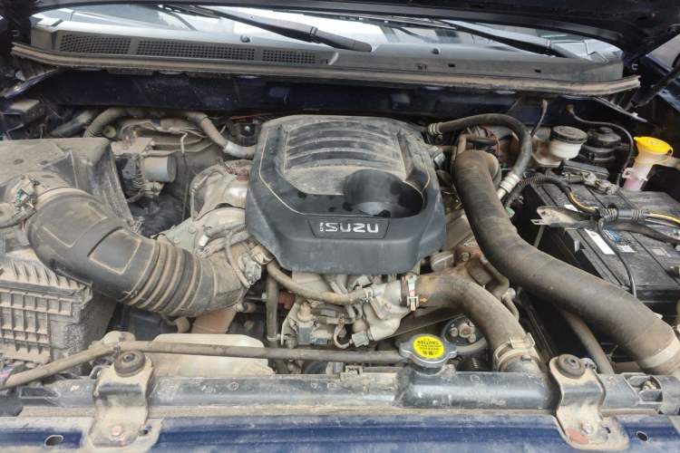 Used Isuzu D-MAX 2020 1.9T Two-Wheel Drive Manual Comfort Version China VI Standard RZ4E Hi-Power Engine Bay