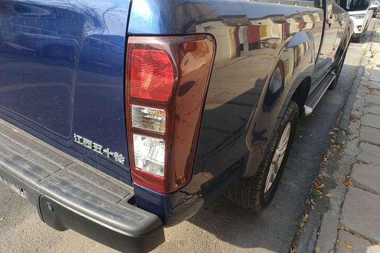 Used Isuzu D-MAX 2020 2.5T Two-Wheel Drive Manual Navigation Version China VI Standard Extended Length JE4D25Q6A Exterior 6