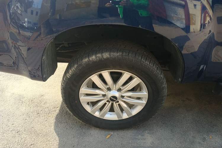 Used Isuzu D-MAX 2020 2.5T Two-Wheel Drive Manual Navigation Version China VI Standard Extended Length JE4D25Q6A Exterior 8