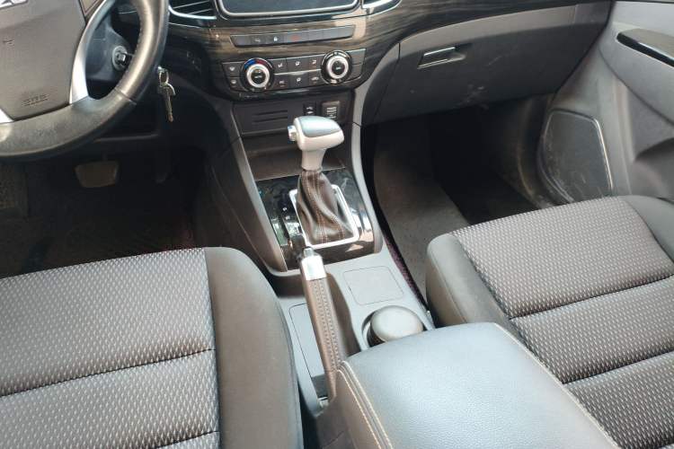 Used Isuzu D-MAX 2020 1.9T Two-Wheel Drive Automatic Comfort Edition China VI Standard RZ4E Hi-Power Gear Lever