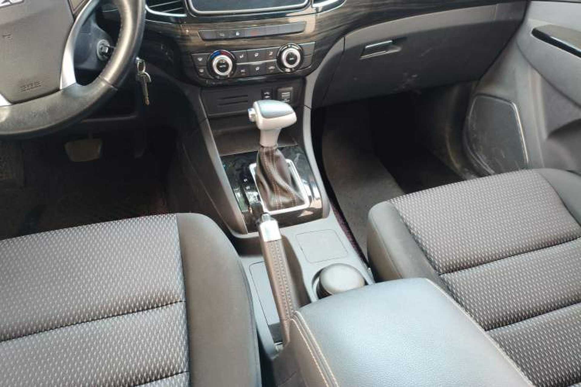 Used Isuzu D-MAX 2020 1.9T Two-Wheel Drive Automatic Comfort Edition China VI Standard RZ4E Hi-Power Gear Lever